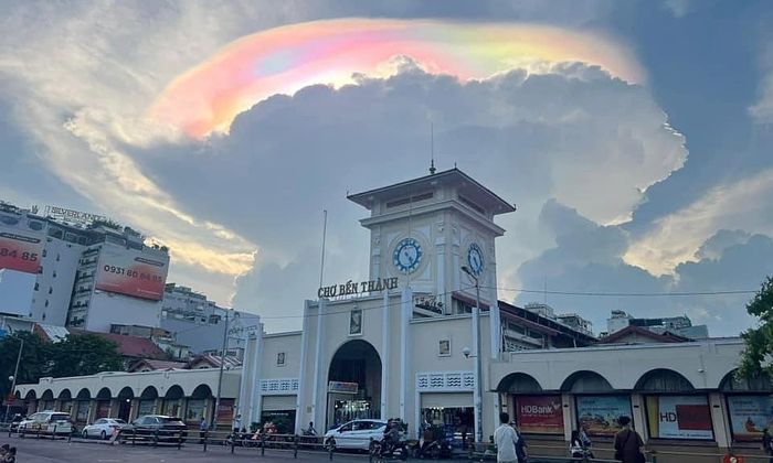 Mây ngũ sắc lại lần nữa xuất hiện tại TP HCM, tạo nên một phong cảnh tuyệt vời trên bầu trời thành phố.