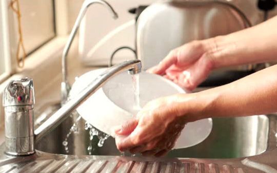 Phụ nữ có nên phải rửa bát khi bạn trai mời về ăn cỗ: Vấn đề đã cũ kỹ?