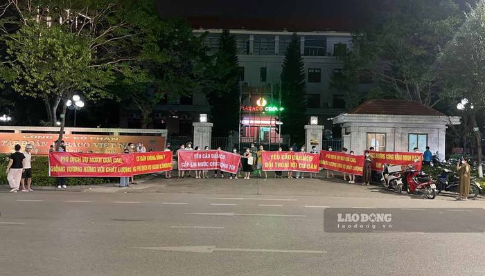 Cư dân căng băng rôn trước trụ sở của Tập đoàn Dabaco tại TP Bắc Ninh. Hình ảnh: Trần Tuấn