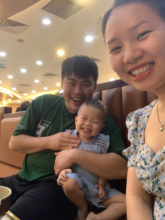 Gia đình Ngọc Ánh trong một bữa tối ăn ngoài gần đây. Ảnh: Người cung cấp.