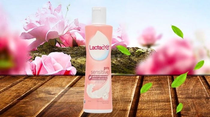 Dung dịch vệ sinh phụ nữ Lactacyd Pro Sensitive, hương nhẹ nhàng, dung tích 250 ml