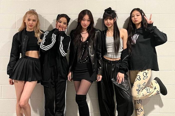 Moon Seo Yoon chụp ảnh cùng Blackpink khi tham dự concert Born Pink. Ảnh: Instagram