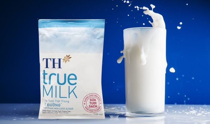 Sữa tươi tiệt trùng TH true MILK ít đường 220 ml (từ 1 tuổi)