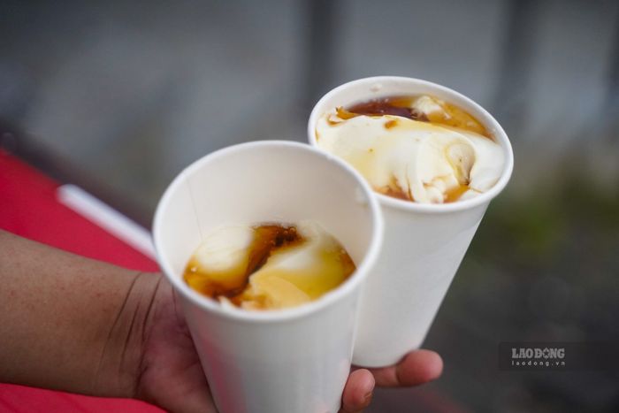 Món đậu hũ, từng là món quen thuộc trên khắp đất nước, hiện nay đã được biến tấu với thêm trân châu, đậu hũ cốt dừa, đường đen... được nhiều người ưa chuộng. Miếng đậu non trắng nõn được múc thành từng lát mỏng, sau đó được chan thêm ít nước đường. Trong nước đường còn thêm vị của gừng tươi giã nhỏ, khi kết hợp với những miếng đậu nóng hổi sẽ tạo ra hỗn hợp ngọt ngào, thơm ngon và có chút cay cay, rất phù hợp với khẩu vị của người Việt.