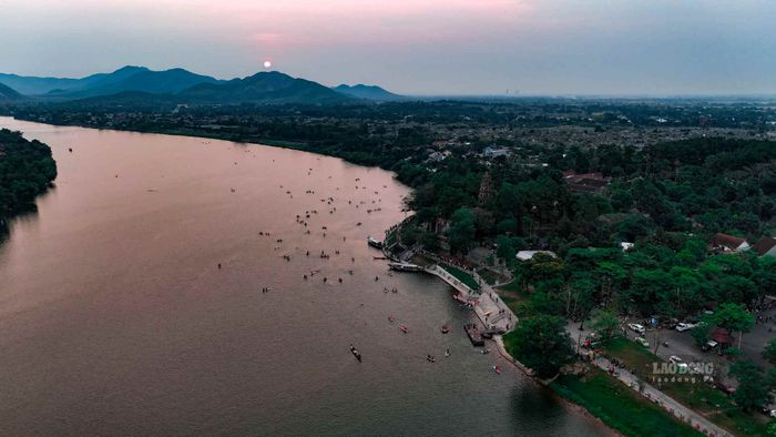 Trong nhiều năm qua, không gian thoáng đãng bên ngoài chùa Thiên Mụ luôn là điểm đến thu hút đông đảo người dân, du khách và đặc biệt là các bạn trẻ đến để thư giãn, tận hưởng món đậu hũ ngọt ngào và ngắm nhìn hoàng hôn buông xuống vào chiều tà.