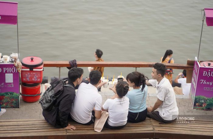 Theo ông Định, từ việc tự phát triển kinh doanh, thực hiện mục tiêu xây dựng môi trường du lịch Huế “Văn minh, thân thiện, an toàn, giàu bản sắc”, mô hình Tổ liên kết đậu hũ Hương Long đã hình thành. Tin rằng sẽ không còn tình trạng kéo co, giành giật khách du lịch; không còn thấy rác thải nhựa bừa bãi, thay vào đó là những chén đậu hũ ngọt ngào trong không gian tím hoàng hôn, tím bóng cây và tình thương mà những người dân Huế trao cho du khách.