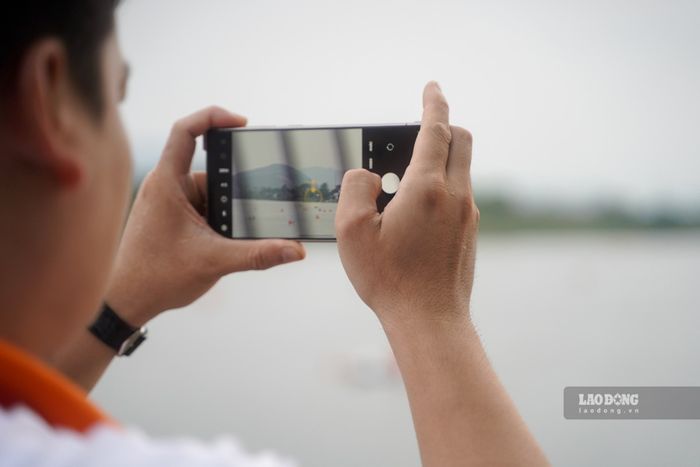 Tùng Dương, một du khách từ Hà Nội chia sẻ: “Cảm xúc khi lần đầu đặt chân đến Huế cũng là lần đầu được thưởng thức đậu hủ ngắm sông Hương, đậu hủ không chỉ ngon mà còn được phục vụ bởi những cô gái thân thiện, nồng hậu. Tôi thực sự ngưỡng mộ sự nhẹ nhàng, mến khách của những người ở đây, mọi thứ đều tuyệt vời trong chuyến đi đến Huế lần này”.