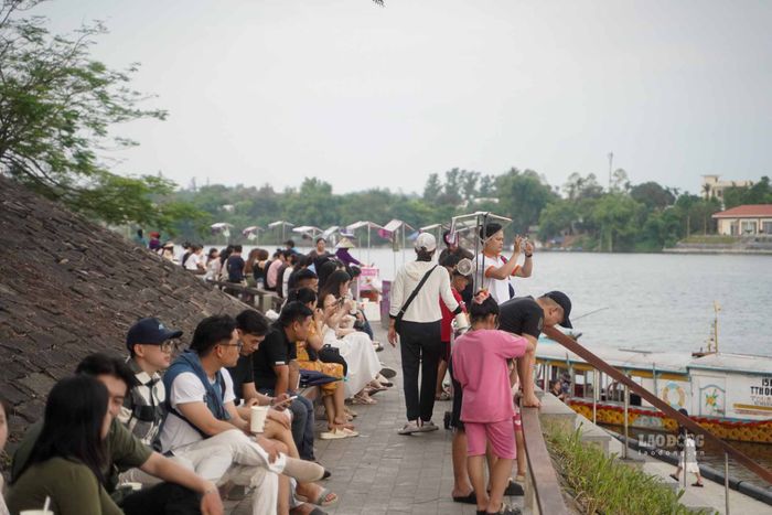 Khi nâng chén đậu hũ lên, bạn có thể cảm nhận được hơi nóng hổi, khói bốc lên mịt mùi, nhưng khi thưởng thức lại cảm nhận được sự mát lạnh, khiến nhiều thực khách phải ca ngợi ngon và hối hả xin thêm.