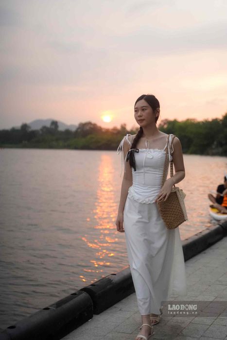 Thưởng thức món đậu hũ quốc dân khi mặt trời buông xuống dưới chân Thiên Mụ.