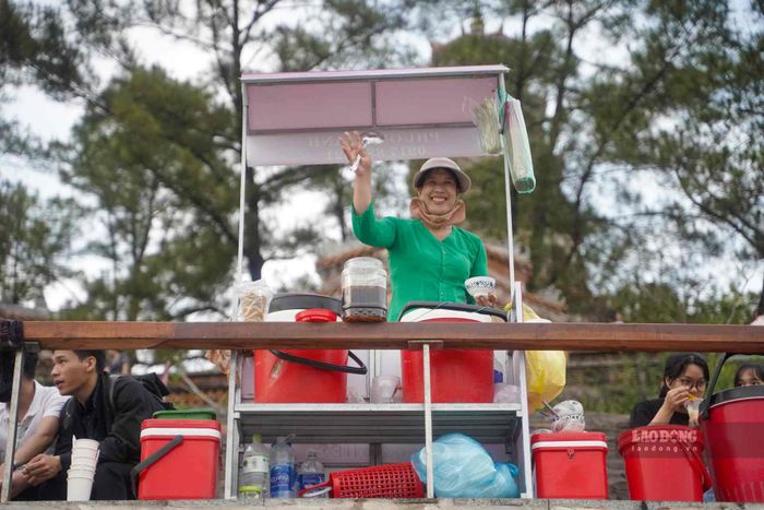 Những giọng nói của những người chèo thuyền không còn vang lên, thay vào đó là những lời mời gọi ấm áp, dịu dàng từ những người phụ nữ mặc tà áo dài truyền thống, thể hiện rõ bản sắc của người phụ nữ Huế, tạo cho du khách một cảm giác thân thiện và gần gũi.