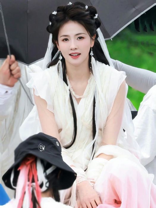 Ngoài ra, Bạch Lộc còn là một trong những người được biên kịch Vu Chính đặc biệt ủng hộ. Lâm Giang Tiên là dự án cổ trang kiếm hiệp đầu tiên mà biên kịch Vu Chính thực hiện, và anh đã chọn Bạch Lộc vào vai nữ chính, cùng đổi mới phong cách thẩm mỹ, thiết kế trang phục và trang điểm để làm nổi bật những ưu điểm của ngôi sao.