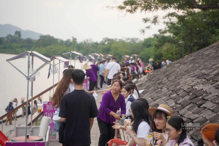 “Đến Huế, bạn không thể bỏ qua cơ hội ngắm hoàng hôn tuyệt đẹp trên sông Hương và thưởng thức một chén đậu hũ dưới chân chùa Thiên Mụ”, đó là lời mời gọi của ông Phan Thiên Định - Bí thư Thành ủy Huế khi mô hình Tổ liên kết đậu hũ Hương Long (phường Kim Long) được ra đời.