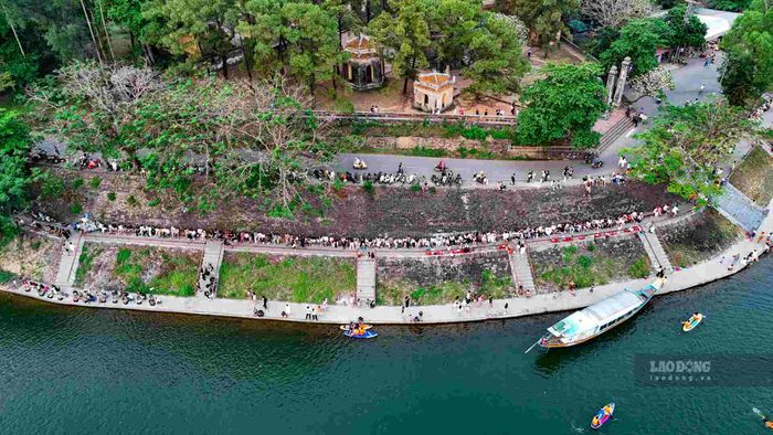 Hiện tại, thời tiết tại Huế rất đẹp, không nắng gay gắt, không mưa rào, làm cho khu vực trước chùa Thiên Mụ trở nên đông đúc, đặc biệt là vào buổi sáng và chiều tà.