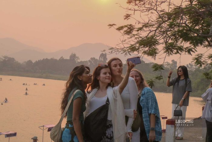 Du khách tranh nhau để check-in với hoàng hôn trên sông Hương.