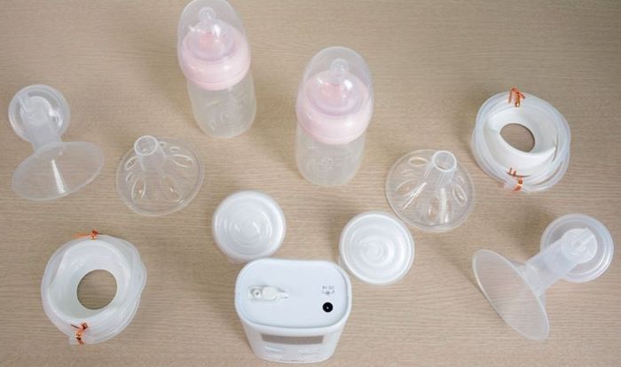 Tháo các bộ phận của máy để bắt đầu quá trình vệ sinh