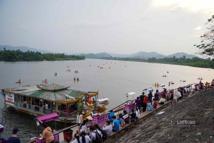 Tại đây, mọi người sẽ được ngắm cảnh thiên nhiên tuyệt vời của sông núi, thưởng thức cảm giác của làn gió mát mẻ cuối ngày hè. Đặc biệt, việc thưởng thức món đậu hũ quốc dân ở đây là một trải nghiệm không thể bỏ qua.