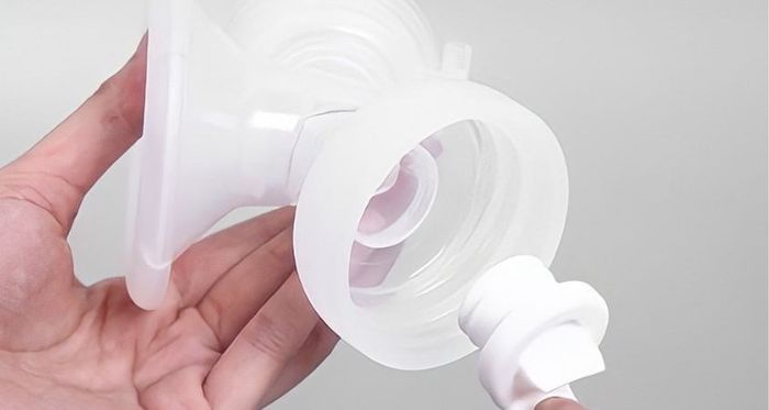 Gắn van trắng vào đầu phễu hút