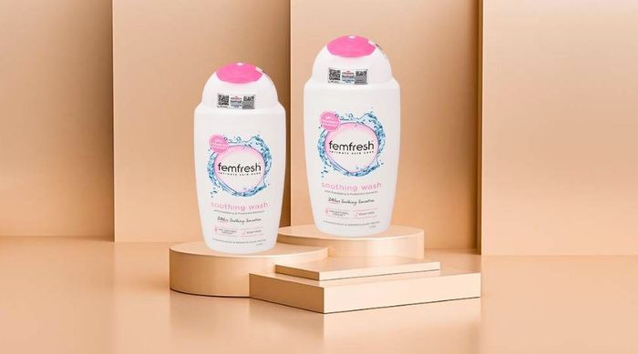 Dung dịch vệ sinh phụ nữ Femfresh Ultimate Care Soothing Wash, hương hoa cúc, dung tích 250 ml