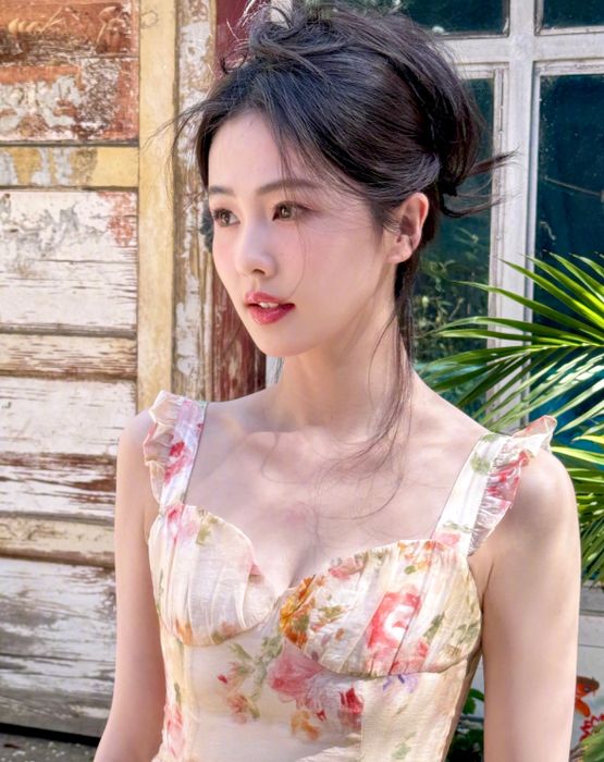 Ngày 12/5, Sohu đưa tin về video mới của Bạch Lộc chào đón mùa hè, nhận được sự yêu thích của đông đảo khán giả. Hàng chục nghìn lời bình luận tỏ ra ngưỡng mộ vẻ đẹp thanh xuân của nữ diễn viên. Loạt ảnh Bạch Lộc diện váy hoa cũng trở thành đề tài bàn tán sôi nổi trên mạng xã hội Weibo.