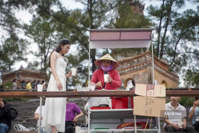 Thưởng thức món đậu hũ quốc dân khi mặt trời lặn dần dưới chân Thiên Mụ