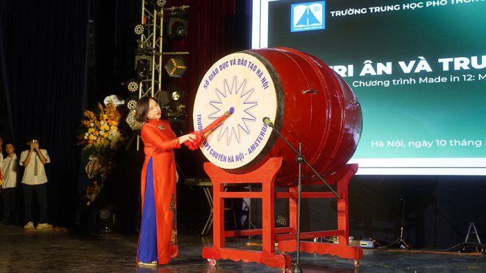 Cô Dương Tú Anh - Phó Hiệu trưởng nhà trường phát biểu và đánh trống kết thúc khóa học 2021 - 2024.