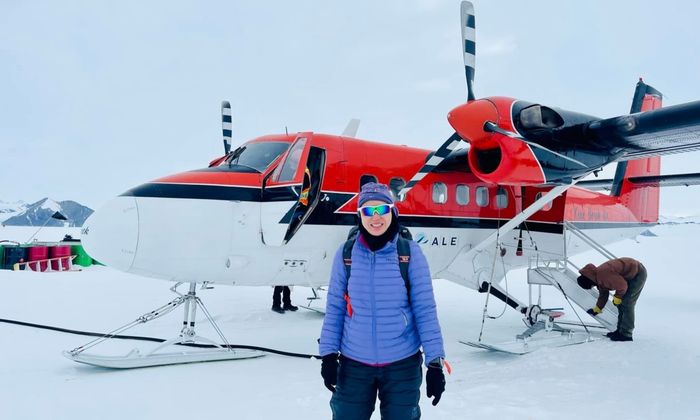 Celine Nhã Nguyễn được trực thăng đưa đi sau khi 7 ngày mắc kẹt ở chân núi Vinson Massif.