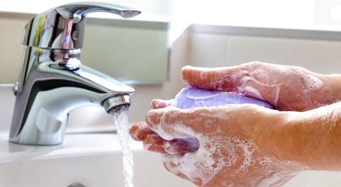 Rửa tay sạch sẽ với xà phòng trước khi tắm bé