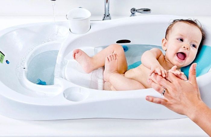 Cần kiểm tra kỹ lưỡi tắm, đảm bảo rằng các móc đã được gắn chắc chắn vào chậu, và các bộ phận không bị hỏng khi bé sử dụng.
