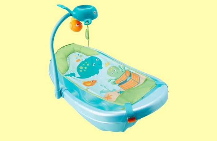 Chọn lưới đỡ tắm bé với hình trang trí để bé thích thú khi tắm