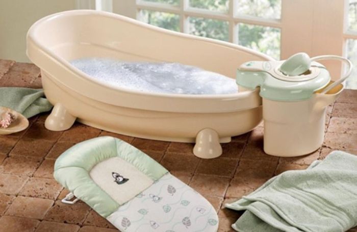 Chuẩn bị sẵn các dụng cụ trước khi tắm cho bé