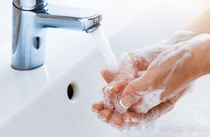 Rửa tay sạch sẽ bằng xà phòng trước khi tắm cho con