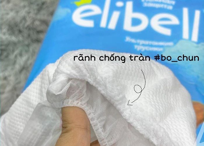 Bỉm còn được trang bị hệ thống vách chống tràn kép cao cùng khả năng thấm hút 1000ml trong vòng 30 giây