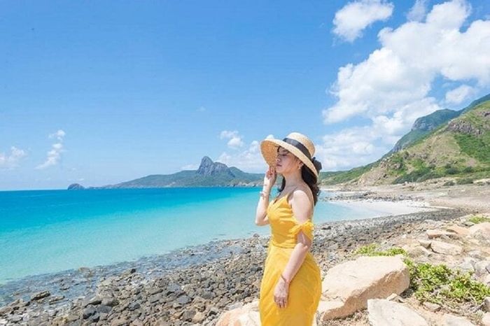 Bãi An Hải nằm trong vòng vây của các dãy núi, tạo ra một vùng biển dịu dàng và nước biển trong xanh.