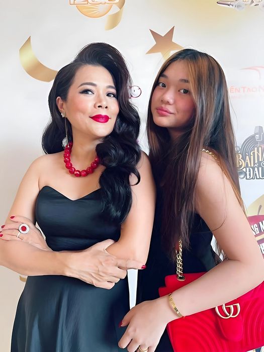 Hình ảnh về Mỹ Lệ và con gái của bà.