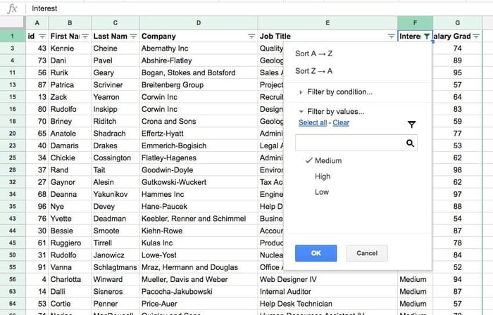 Nhấp vào biểu tượng ở tiêu đề cột để chọn dữ liệu bạn muốn Google Sheets thu gọn