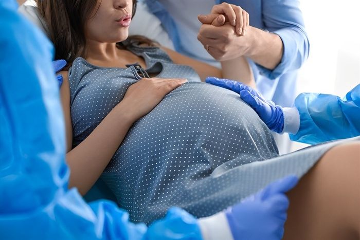 Mẹ đến bệnh viện khi vượt quá ngày dự sinh mà vẫn chưa có cơn đau chuyển dạ ở vị trí nào