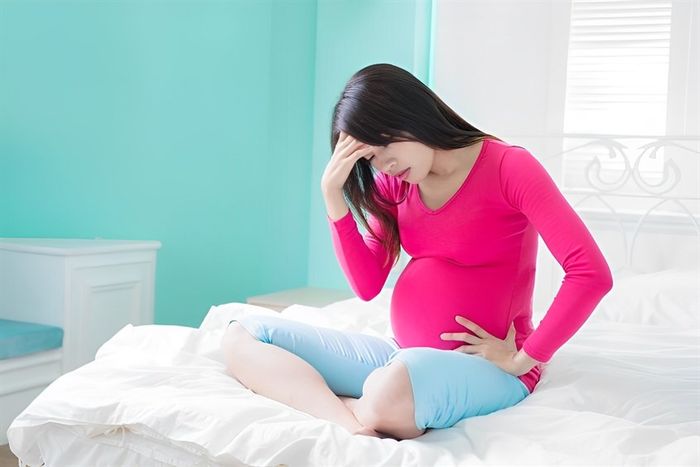 Cơn đau bụng chuyển dạ ở lưng, bụng dưới
