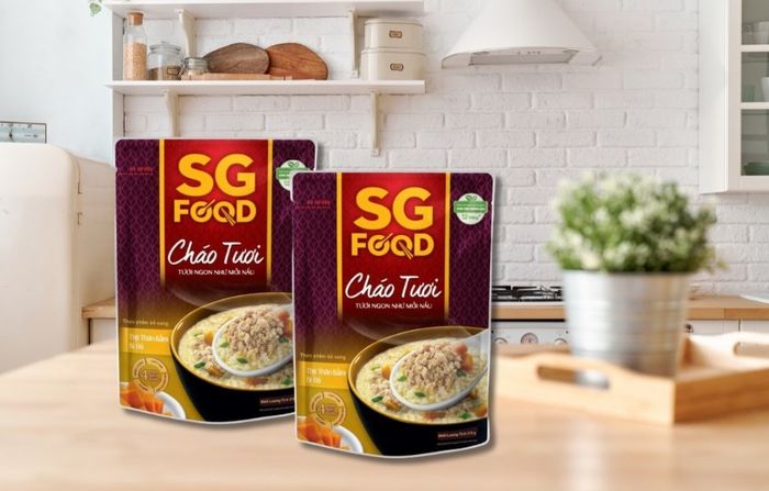 Bạn có thể thưởng thức <span>cháo tươi SG Food vị thịt thăn bằm, bí đỏ</span> trước khi uống 1 ly sữa hạt