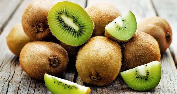 Quả kiwi chứa nhiều canxi, vitamin C và caroten 