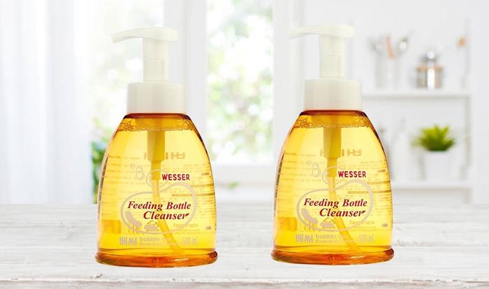 Vệ sinh máy bằng nước rửa bình sữa Wesser chai 500 ml hương bưởi trước khi tiến hành hút sữa