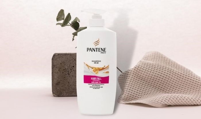 - Dưỡng chất Pro-V Pantene cải thiện cấu trúc protein từ gốc tới ngọn, tăng độ chắc khỏe và giảm gãy rụng cho tóc. Hương thơm tươi mát, làm cảm giác thoải mái sau mỗi lần gội. Nuôi dưỡng làn tóc và tạo bọt cao cấp.