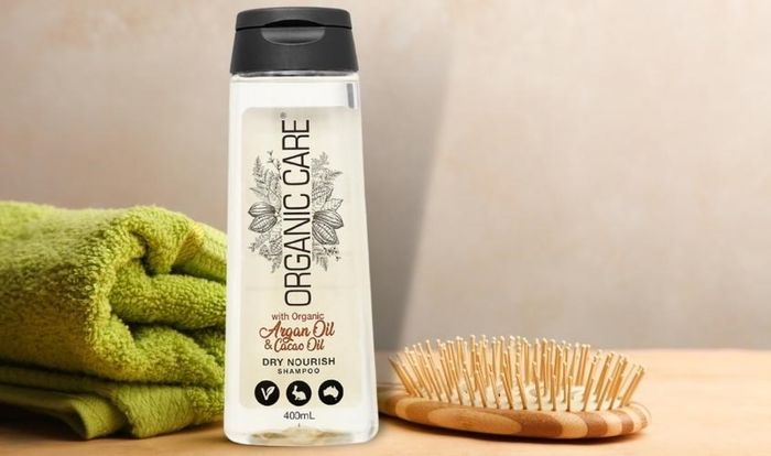 Dầu gội Organic Care Dry Nourish phục hồi hư tổn 400 ml được chiết xuất từ lô hội, nhân sâm và hoa cúc.