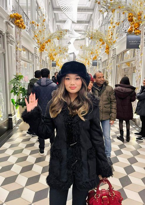 Jennifer Ngô, theo lời Mỹ Lệ, đam mê đọc sách và thông thạo tiếng Anh, Tây Ban Nha, Hoa, và Đức. Cô đã đậu vào năm trường ở Anh bao gồm: Đại học Huddersfield, King's College London, Regent's University London, London Metropolitan University và Anglia Ruskin University khi nộp đơn xin học.