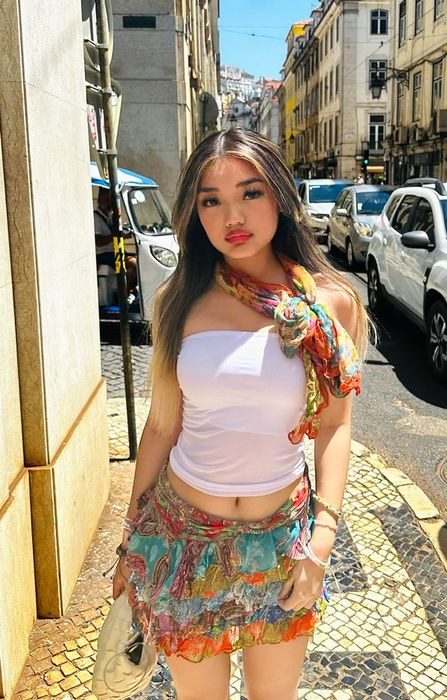 Jennifer Ngô đam mê thời trang và thể hiện sự cá tính mạnh mẽ, tự do qua phong cách ăn mặc của mình. Cô kết hợp đầm voan in hoa với khăn choàng cùng gam màu, mặc áo cúp ngực và để tóc tự nhiên xõa.
