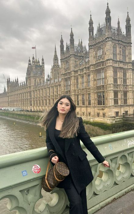 Con gái Mỹ Lệ lưu lại khoảnh khắc tại London trong chuyến du lịch vào dịp Giáng sinh 2023. Với chiều cao gần 1,7 mét và đôi môi đầy quyến rũ, cô thu hút mọi ánh nhìn. Mỹ Lệ chia sẻ rằng con gái cô luôn có ý thức chăm sóc bản thân thông qua chế độ dinh dưỡng và luyện tập. Hàng ngày, Jennifer Ngô thường tập gym, chạy bộ và tuân thủ thực đơn lành mạnh.