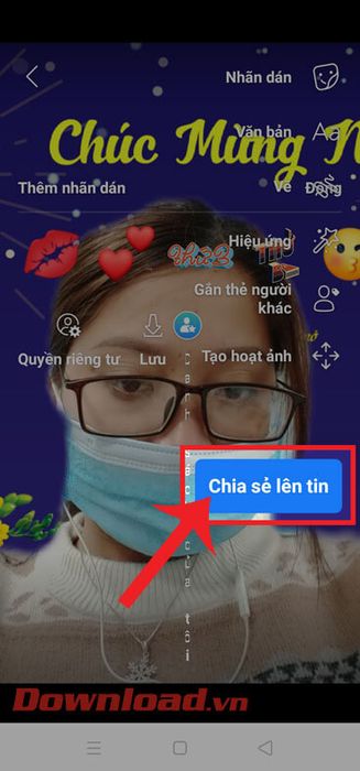 Ấn nút Chia sẻ lên tin