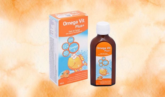 Siro dầu cá Omega Vit Plus+ là lựa chọn tốt cho sự phát triển của não bộ và mắt của bé, dung tích 100 ml (phù hợp từ 6 tháng tuổi trở lên)