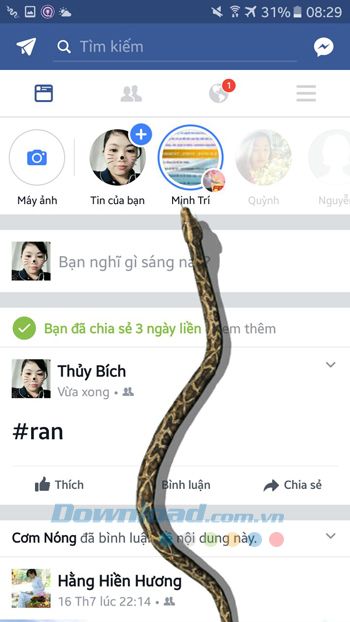 Con Rắn trườn ra khỏi màn hình