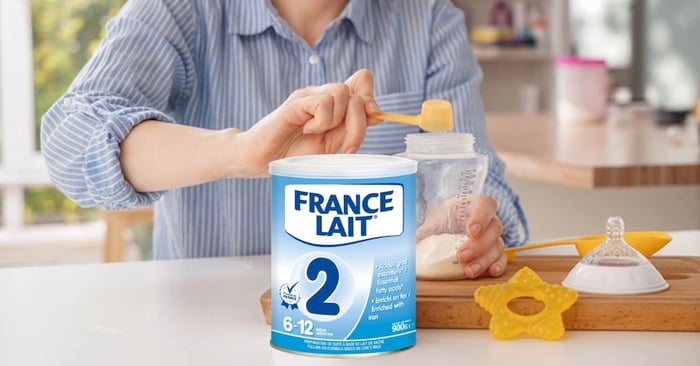 Tiến hành pha sữa France Lait với lượng nước và sữa đã chuẩn bị.