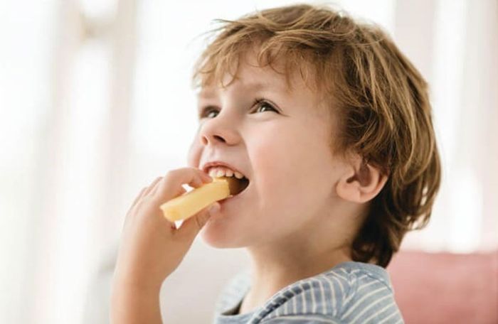 Bé bắt đầu thưởng thức phô mai từ 6 tháng tuổi trở lên